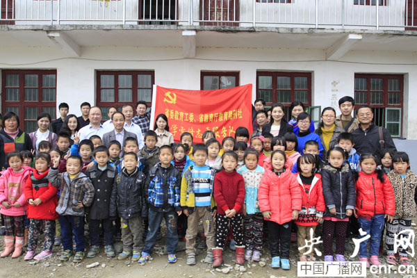 江西教育期刊社志愿者服务队赴靖安县送温暖