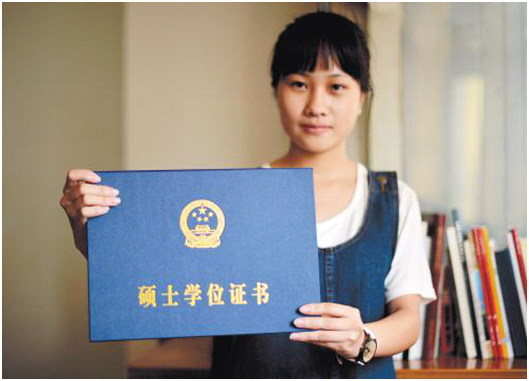 2、 1990年代南昌大学毕业证照片：南昌大学毕业证照片是黑白的吗？